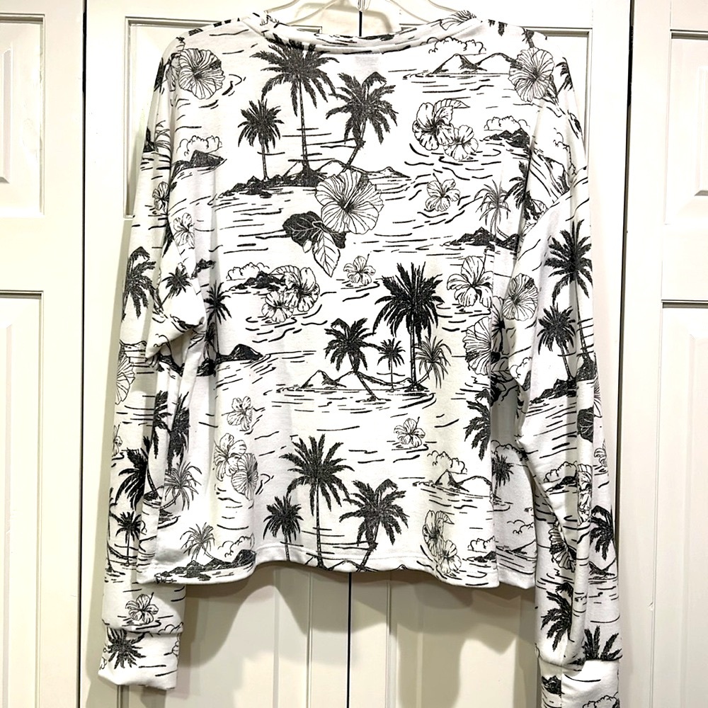 Island Theme White and Black Long Sleeve Oversized Women’s XL Xersion